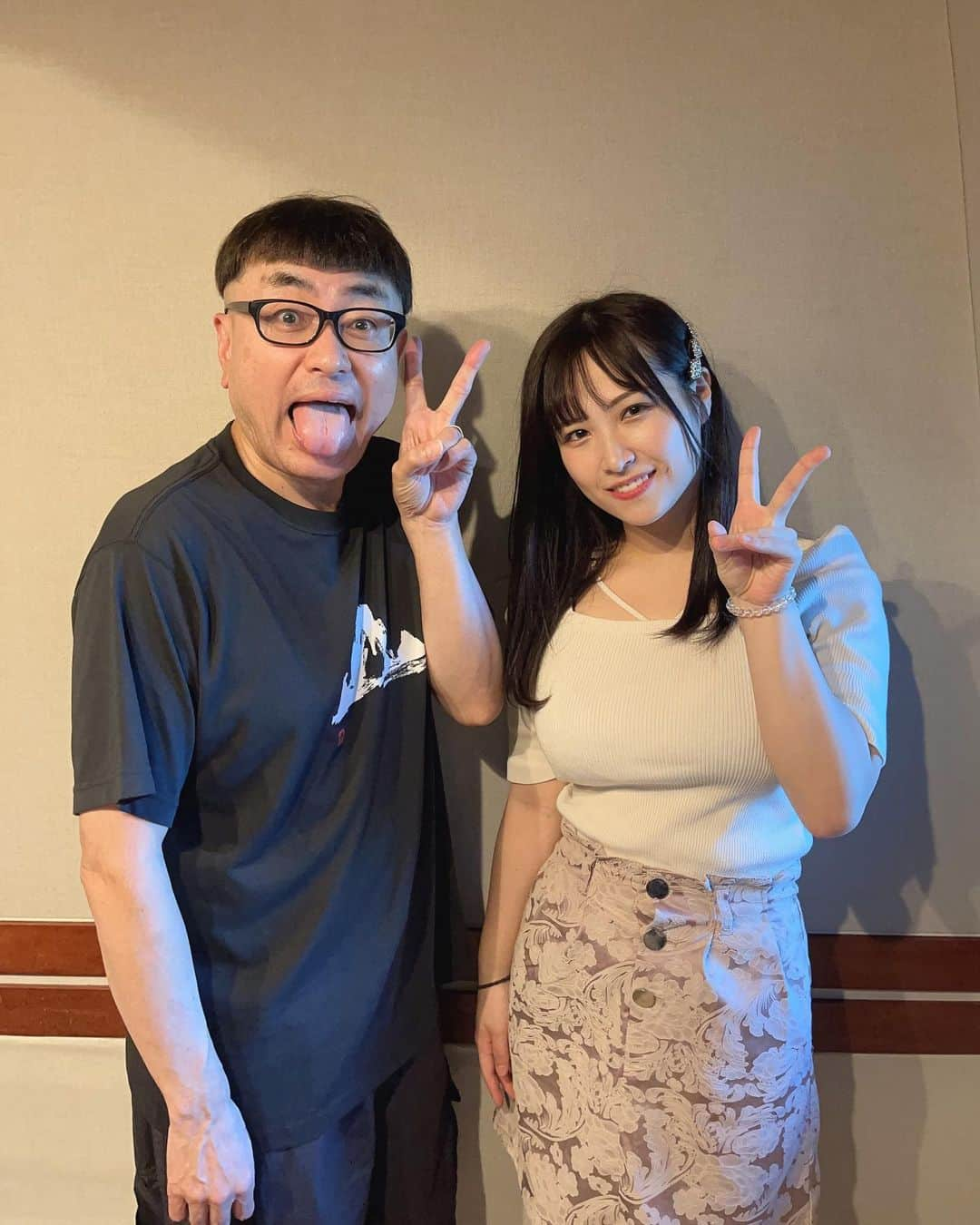 南條彩のインスタグラム：「イジリー岡田さん‼️  よくﾍﾟﾛﾍﾟﾛ芸でテレビで観ていて知っている人で緊張したんだけど、優しくて紳士的なお方でしたわん🥸✨  楽しかった❣️  詳細はまたTwitterで🫡  #南條彩  #アイデアポケット  #ライフプロモーション  #イジリー岡田  #ペロリスト  #セクシー女優」