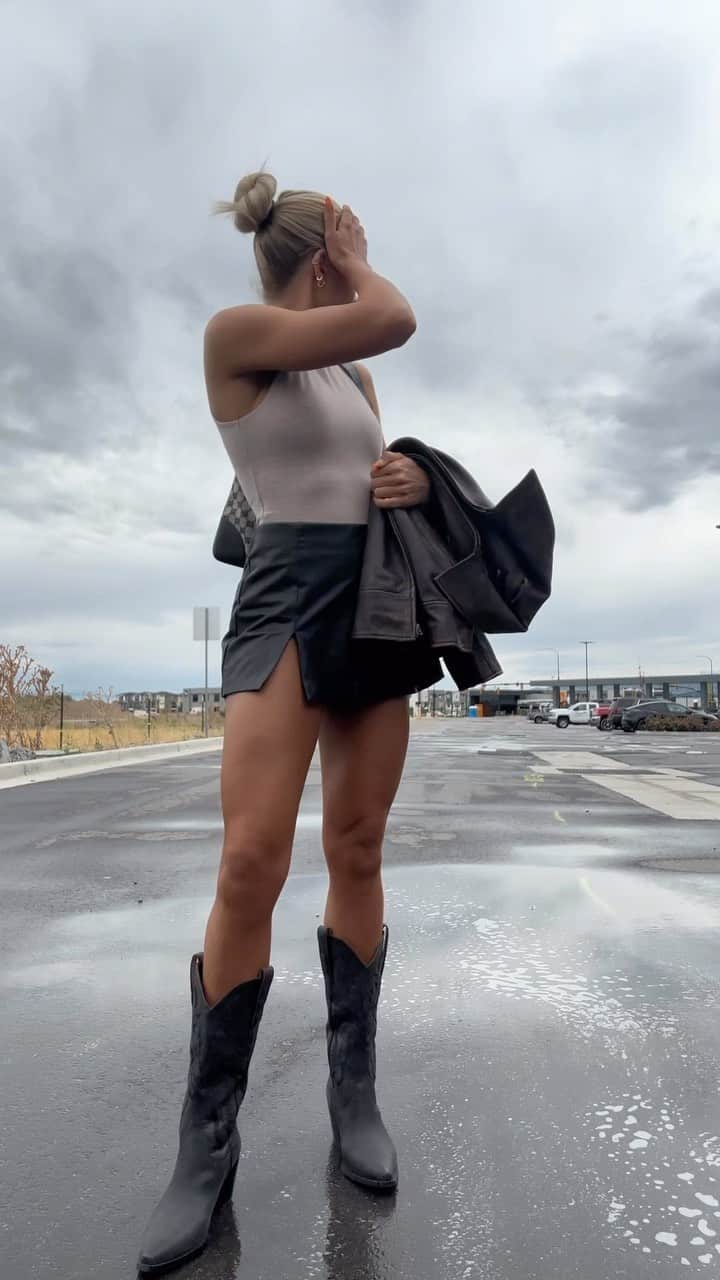 Cara Van Brocklinのインスタグラム：「What does your weekend fit look like? https://liketk.it/4gZtP」