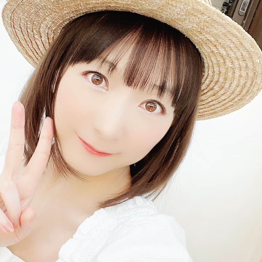 堀江由衣のインスタグラム：「.  夏休み記念その37♪  カレンダー撮影の時の写真です♪  ボブ憧れます！」