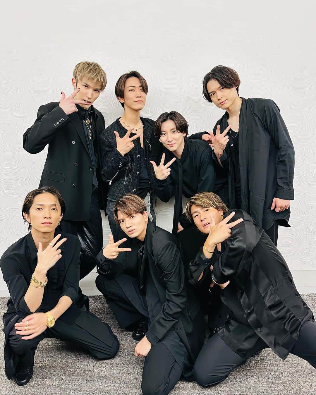 亀梨和也のインスタグラム：「MステSP🎙️  #歌う前にラップの時にやる なんかおすすめのポーズある？ ってSixTONESと話してて。 #北斗おすすめのポーズにした笑 #懐かしのKATTUNポーズ #実際にやったら #最後のサビでみんな爆笑してるから楽しくなって笑っちゃった。 #歌い終わった後もSixTONESがこちらにリアクションをしてくれたから笑顔で終わりました。 #現場からは以上です。」