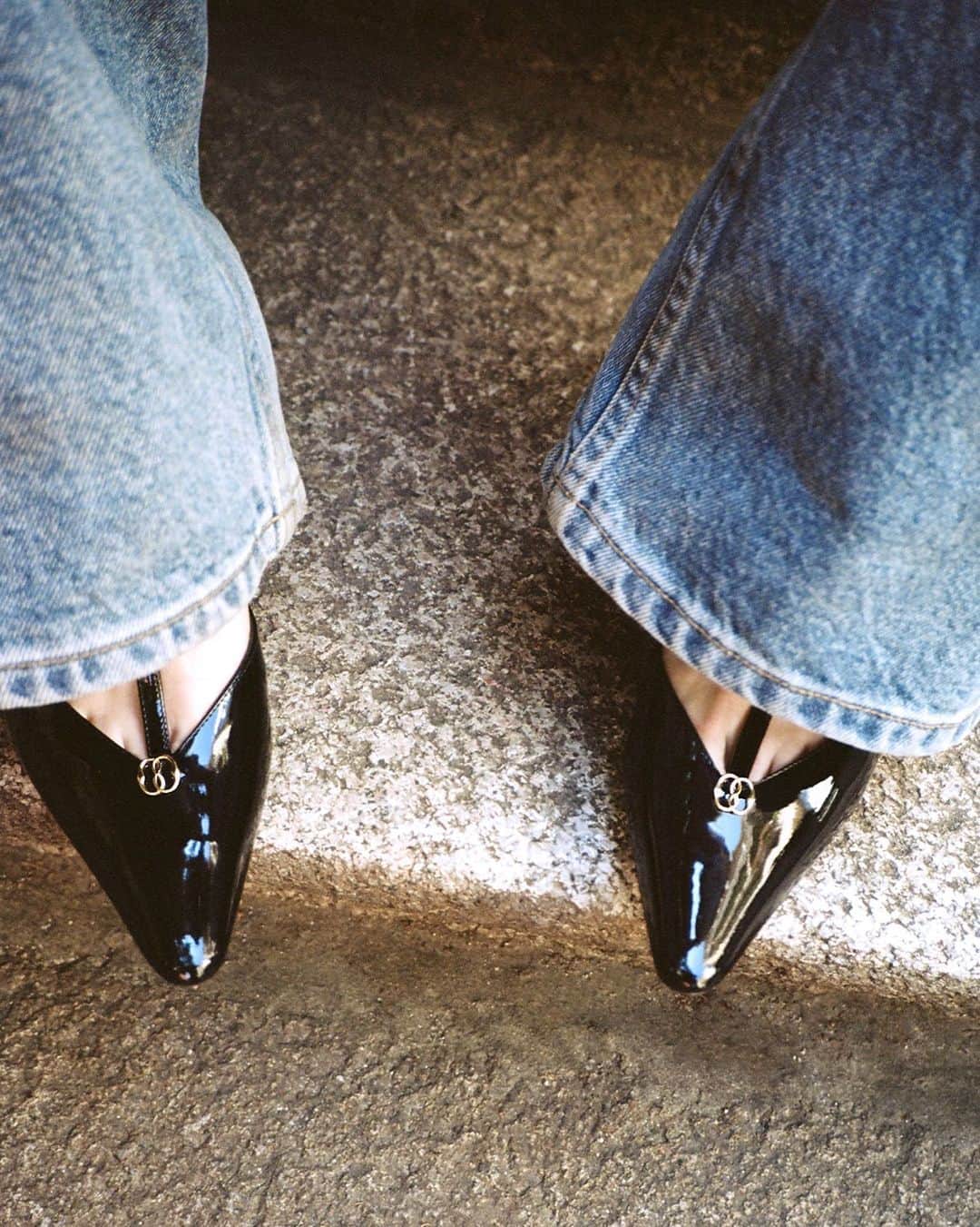 バリーさんのインスタグラム写真 - (バリーInstagram)「INTRODUCING KATY   A re-issue of an archive silhouette, updated with the modern Bally Emblem motif.   #Bally」8月25日 23時27分 - bally