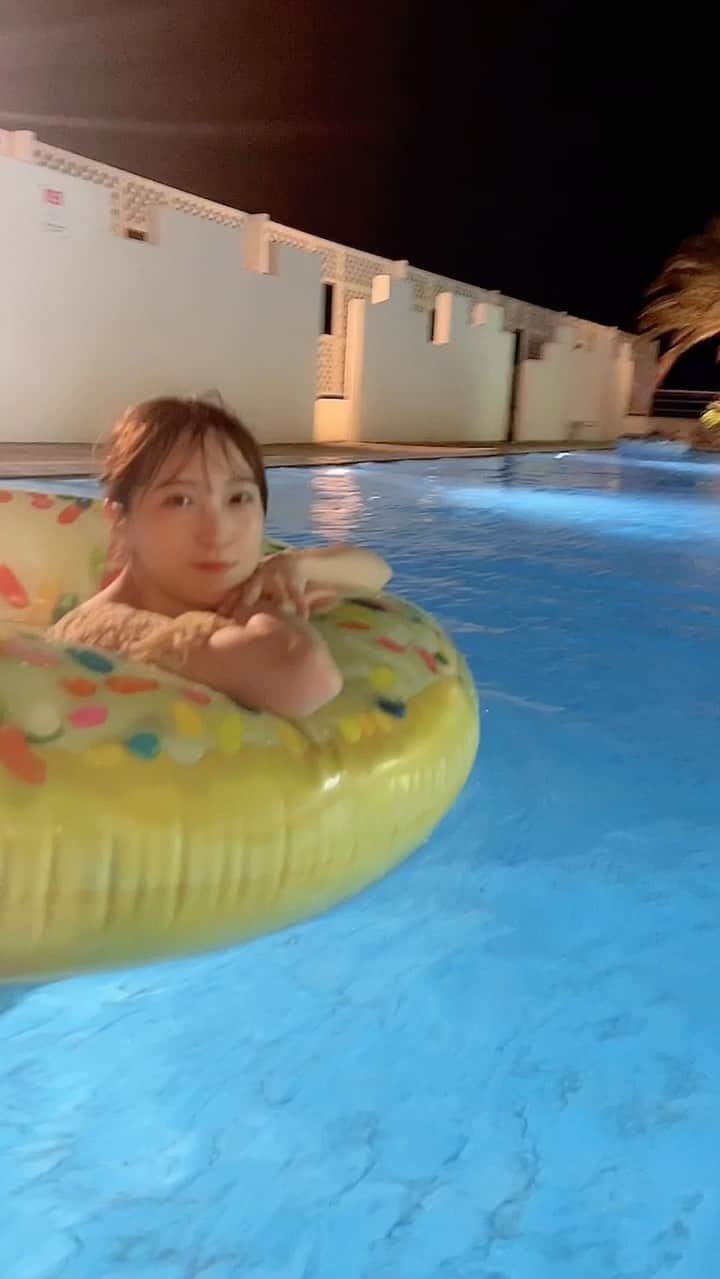 のインスタグラム：「今年初プール🤍🌴🛟」