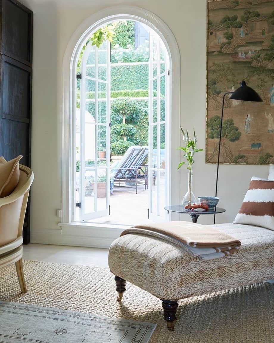 Homepolishのインスタグラム：「The joy of a beautiful interior ✨ Design by Mark D. Sikes @markdsikes   #designinspo #interiordesign #arched #roomwithaview #ｔｇｉｆ」