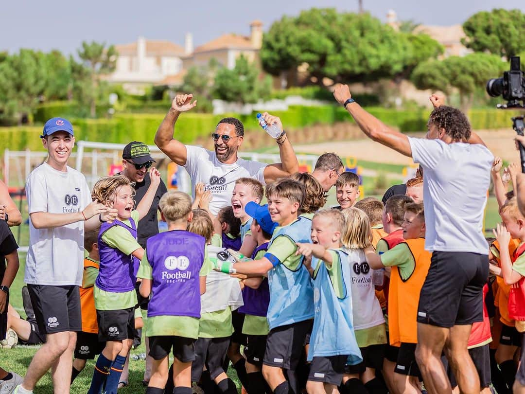 ジョリオン・レスコットさんのインスタグラム写真 - (ジョリオン・レスコットInstagram)「What a final day that was.. Team @rioferdy5 vs Team @joleonlescott.. 🔴 vs 🔵 Who do you think won?」8月25日 23時41分 - joleonlescott