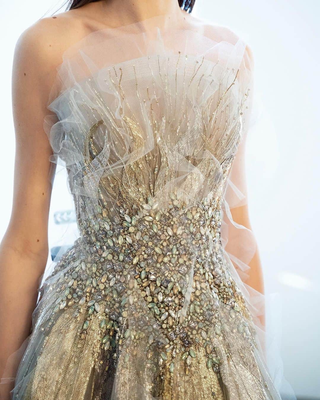 Marchesaのインスタグラム：「A mesmerizing display of couture craftsmanship, hand-beaded crystal and bugle-bead embroidery in a sun-ray motif for the Fall 2022 Marchesa couture collection. #Marchesa #FW22Marchesa」