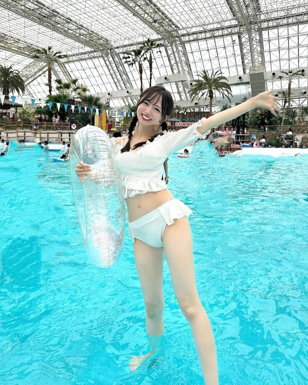 畑美紗起のインスタグラム：「載せるの勇気いりますね？🫣👙🛟🏊‍♀️  サマーランドへようこそ！ ってパンフレットにのってそうなお写真撮れた👙🤍🤍  今年、念願のプールいけたよお😎 わーい∩^ω^∩  #サマーランド #畑美紗起 #水着」