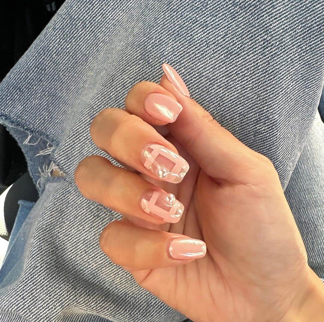 Akaneのインスタグラム：「. お𝗇𝖾𝗐ネイル💅🏻🤍  ピンクってなかなか珍しいねんけど ハッピーカラーで元気になる~🌈♡ チェックにパールにオーロラ🪄 シンプルやけど可愛いが詰まってるねん🥺💓 めちゃくちゃ可愛い好きこういうの！笑  お気に入りのデザインが増えてしまったな😮‍💨💓  いつもとネイルの載せ方変えてみた🪿  ♡ @_nail_tsuki_  . . #ネイル#ネイルデザイン#夏ネイル #ハンドネイル#オーロラネイル #チェックネイル」