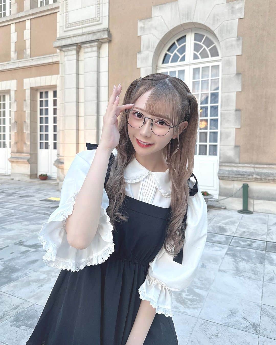 のインスタグラム：「☕️🤍  ひさしぶりの私服投稿です ^. .^ ੭  この日は甘めなモノトーンコーデ、メガネもかけた☺️💓 今日もおつかれさまだよ！暑い中毎日えらいです！！」