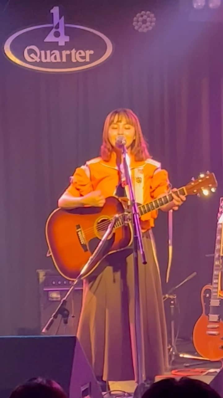 のインスタグラム：「#全国声波 _9 ＠青森Quarter  Bメロをあげてみる｢紺色の主張｣。 この曲はセトリには基本は入れてないけど、リクエストしてくれる方がちらほら、うれしいね！  毎曲歌い終わる度、ずっと聴きこんでくれてたんだろうなって伝わる、今までで一番長い拍手をいただいていました、愛だ、また必ず会いましょう、有難うございました！🍎❤️  今週末は三重&滋賀！」