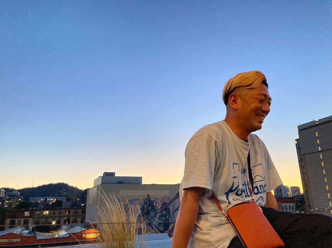 小林拓一郎のインスタグラム：「茶色も良いのよ  クラファン、残り2日です❕  引き続き、プロフィール欄のリンク先から、応援、ご支援、ヨロシクお願い申し上げます🙏  _____________  海外旅行中はとにかく、歩く。  いつも、パスポートくらいがちょうど入るくらいの小さなポーチが欲しいと思っていました。  しかも、肩がけで。  自分のお腹のあたりにパスポートが常にあるという安心感も欲しいんです。  なんせ海外旅行において、一番大事なものなので。  こんな想いを『Leather G』さんに相談すると、  「コバタクさん、それできますよ、作りましょ！」  と。  元々、『Leather G』さんとグレパーはオープンの時からの付き合いで、今、販売している小銭入れは、僕らとの共同開発だったんです！  担当の方とも打ち合わせを何度も重ねながら、自分が理想としていた小銭入れを作っていただきました。  そして、今回のパスポート用ショルダーポーチもまさにそう。  まさに、これが欲しかったという、サイズ感、使い心地、そして、デザイン！！  ウォーキングしてた時も、これを肩からぶら下げるだけの状態で楽しめました。  旅行じゃなくても、Ｂリーグ観戦や、ちょっとしたお出かけの時にも全く邪魔にならず、ちょうど良いサイズです。  #グレパー #グレープパークコート #grapeparkcourt  #leatherg」