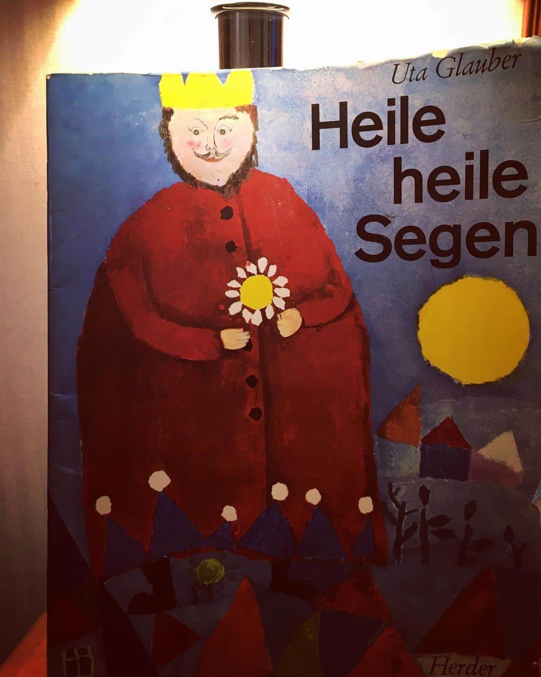 ナガイケジョーさんのインスタグラム写真 - (ナガイケジョーInstagram)「神戸元町で立ち寄った #fabulousoldbook さんで見つけた“なんか好きな感じ”の絵本。1974年と、自分のジャズベと同い年だったのも決め手、ドイツのものらしく。調べてみたら『Heile heile Segen』てのは、痛がってる子どもに言うおまじないみたいなものっぽいので「痛いの痛いの飛んでいけ」的な？ 作者のUta Glauber氏は今もご存命の方らしく、他にもステキな絵がたくさんヒットして、思いがけず出会っちゃった感。 で、買った本を喫茶店でコーヒー飲みながらパラパラと眺める、コレですコレ。束の間の元町散歩、よきよき。  #botambourinecafe #utaglauber」8月25日 23時49分 - joenagaike