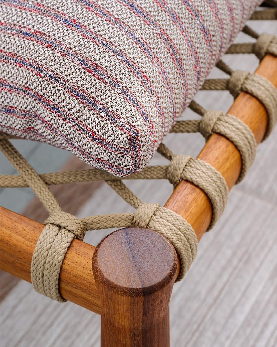 ジェルバゾーニさんのインスタグラム写真 - (ジェルバゾーニInstagram)「Nautical Rope: Woven To Endure. ⁠ Explore the Weaving Materials that define some of the Gervasoni Outdoor Collections. ⁠ ⁠ The GUNA nautical rope weave is made by hand with polyester rope covered in acrylic fibers. ⁠ Resistant to water and direct sunlight, the nautical rope is a material resistant to deformation, and even when wet, it is not less resistant to repeated stress.⁠ ⁠ Photo @ftfoto⁠ ⁠ #gervasoni1882 #gervasonioutdoor #outdoorfurnituredesign #nauticalrope #weavingartistry #outdoorliving #outdoorstyle」8月25日 23時50分 - gervasoni1882