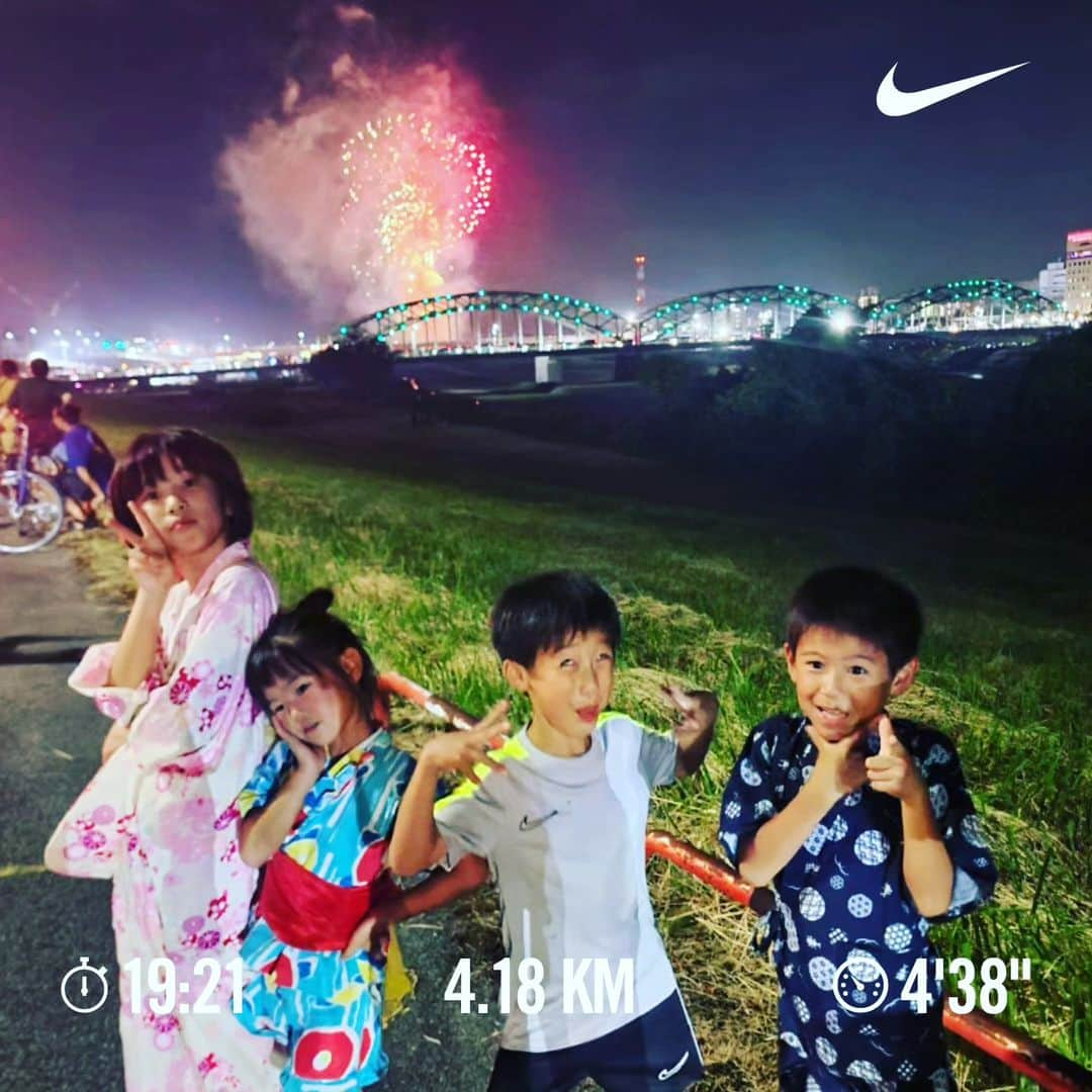 三田尚央のインスタグラム：「夕方ラン☀️(4km仕事と仕事の合間ラン‼️)  日中仕事からの夜勤だったけど、帰社後、夜勤の出発まで少し時間があったからその時間を利用してランしてきました🎵 距離は少ないけどラン出来て良かった😁✨　 ナイストレーニング👍️  32歳目標達成目指して頑張ります🎵 積み重ね大事❗ 継続あるのみ(^^) 健康一番❕  夏の思い出‼️‼️  日々成長❕ 日々挑戦❕ 日々感謝❕  #ランニング #目指せフルマラソン #日々成長 #日々挑戦 #日々感謝 #息子 #娘 #家族 #32歳 #instagram  #目標 #筋トレ #ダイエット #ストレッチ #トレーニング #メンタル #NIKE #ラン #夜ラン #フルマラソン #ハーフマラソン #頑張ります #笑顔 #ビール #サッカー #4kmラン #猛暑 #残暑 #8月」