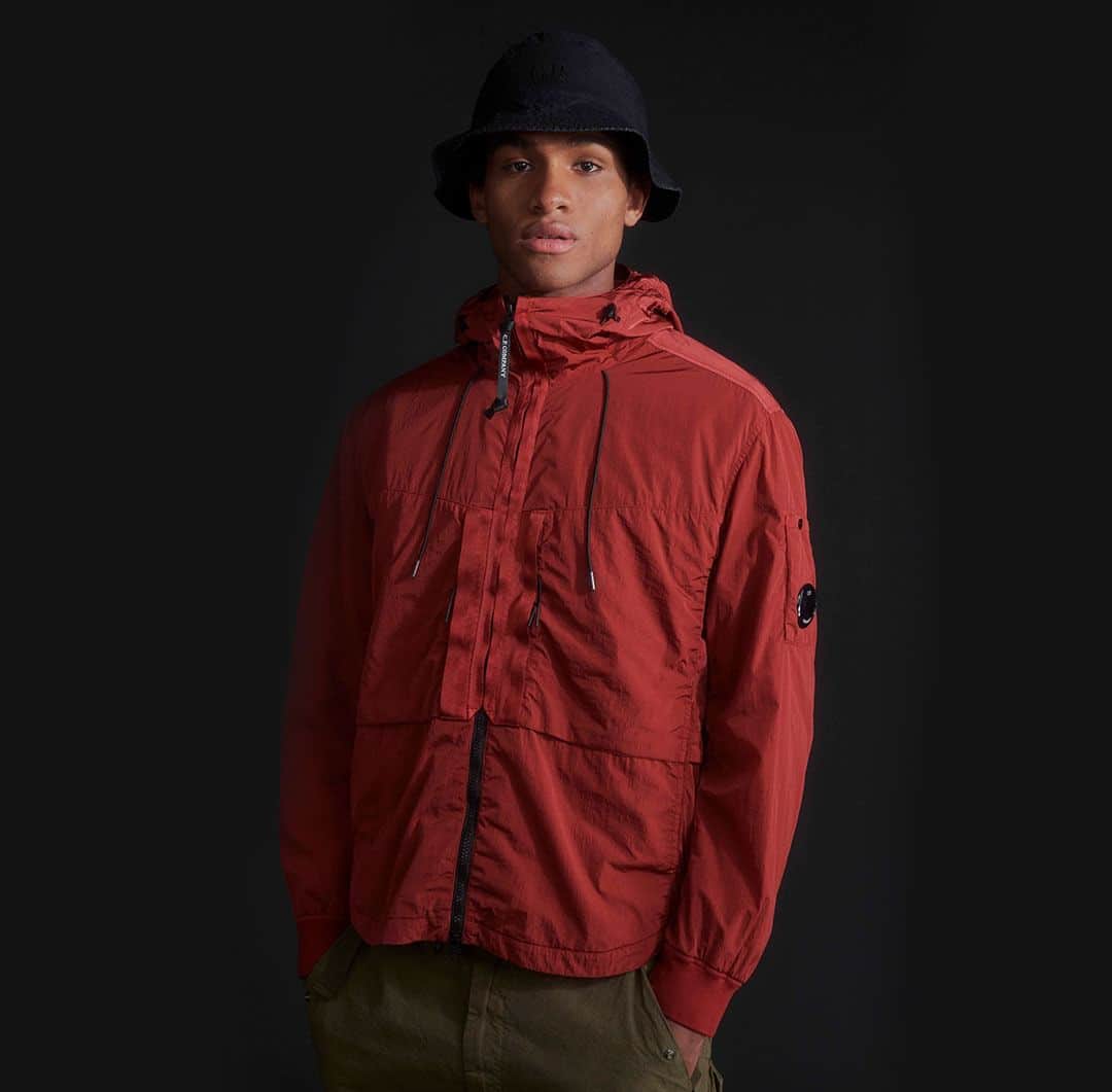 シーピーカンパニーのインスタグラム：「The C.P. Company FW023 collection preview reveals an inspired use of updated design details, alongside vibrant new colourways such as light blue ‘Riviera’ and red ‘Ketchup’.  Head over to the link in bio to find out more.」