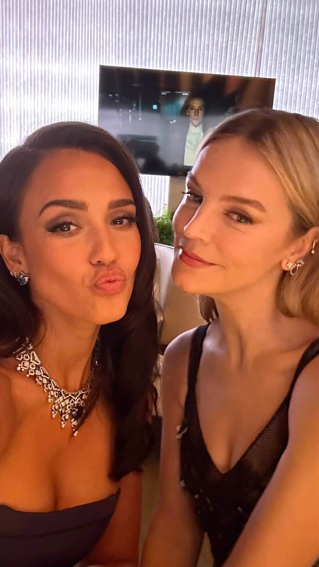 ジェシカ・アルバのインスタグラム：「Happy birthday to my @kellysawyer 👯‍♀️🥳🎂❤️✨ You are all the things to me and more 🫶🏽 Throughout our 15 years of friendship - we’ve had epic girl trips, all the halloweens, impromptu dance parties, the dopest fashion week adventures, double date nights, magical fam trip memories and everything in between. You are a rock to many but you always make me feel like your day 1. Till we’re old grannies sis, I love you forever and I’m so grateful for you 😘」