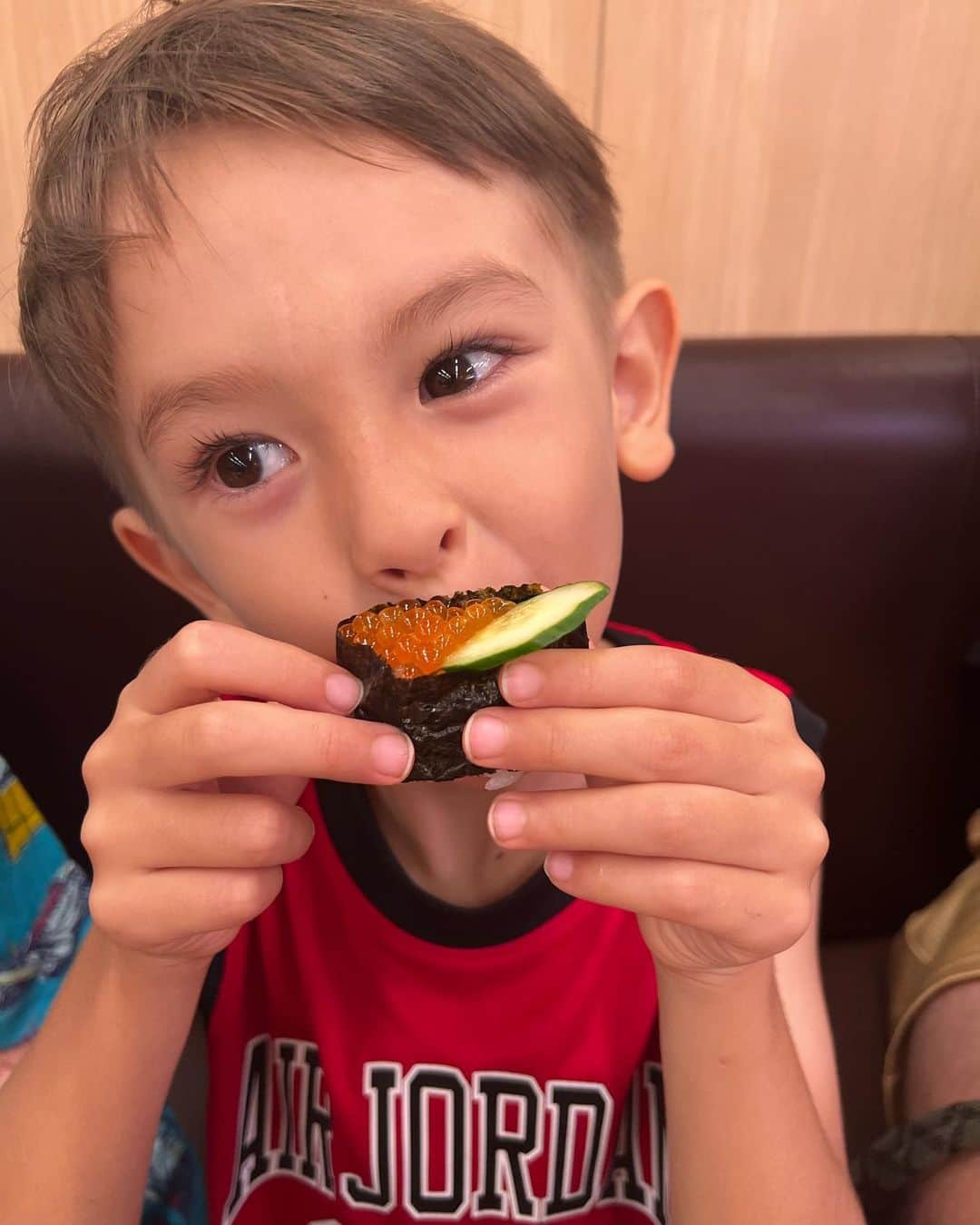 大桑マイミのインスタグラム：「表情豊かでいつも笑わせてくれる息子6歳になりました。甘えん坊でまだ小さな男の子👦に見える。6歳かー。🥺6歳男子ってどんなだろ？？  happy birthday🩵 なんでもよい。あなたの成長が嬉しいよ。 今年の誕生日も大興奮で、一ヶ月前からカウントダウン☝️楽しみがとまらなかったね。しかし、誕生日🎂の前の日から熱🤒だしてしまうし… いつも何かが起きる☝️ドキドキだよ。🤣心臓がこわれそうーーー。 とにかくっ健康に怪我なく元気にすくすくと育ってくれれば良し！それだけです。  その笑顔😀大大大大〜大好きだよ❤️ i looooove you  @harryhausen.eduu さんに息子リクエストのcakeを作っていただきました。感激🤩してありがとーありがとーってこんなに、息子にありがとーを言われたのは初めてかも。☺️喜んでくれてなにより。 中はfruits cake 美味しくていただきました。」