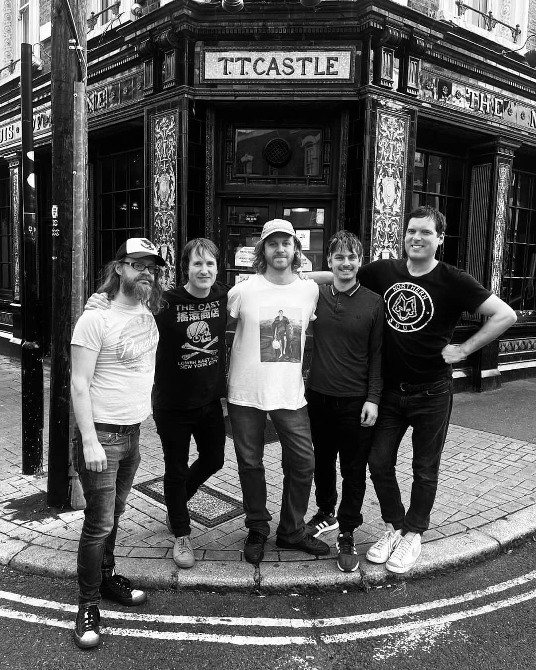 のインスタグラム：「Outside the Marquis of Lorne after the Usual Places video. Thanks to all the regulars who joined us on set. Great bunch of lads!」