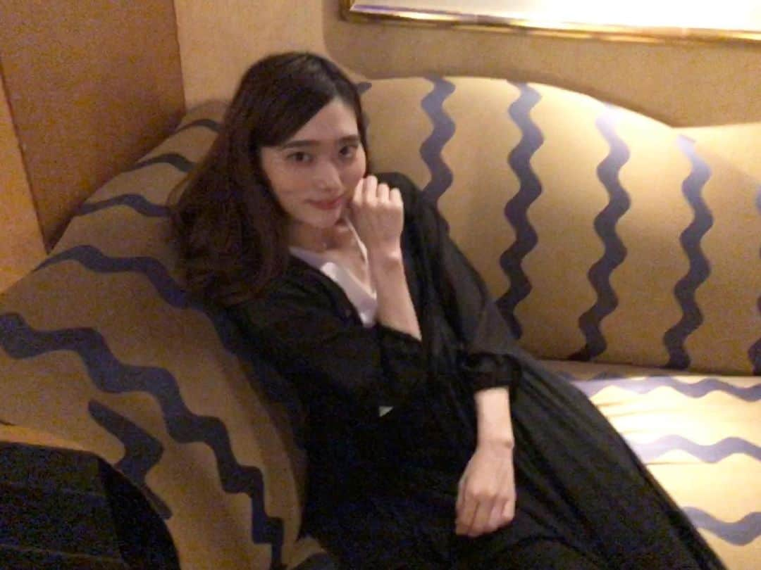 天玲美音のインスタグラム：「暑い日が続いておりますが、いかがお過ごしですか 私はぼちぼち活動しております🥹 今度の日曜日は、#サイエンスショー に出演🧪  🪄(火)は...10:52-あの日、あの時、あの場所で #あのてん  そして、明日(土)20:30- 8.26.Sat 特別バージョンの #てんれなうるうる 放送です！  ぜひぜひ沢山の方に聴いていただきたいです✨✨✨ ハイライト【Radio②】から 先週の放送からあわせて聴くと面白いと思います！！ (⚠️8/19分 聴くことができるのは、8/26 28:59まで)  #ソファ #そふぁ #sofa #ソファ好き #天玲美音」