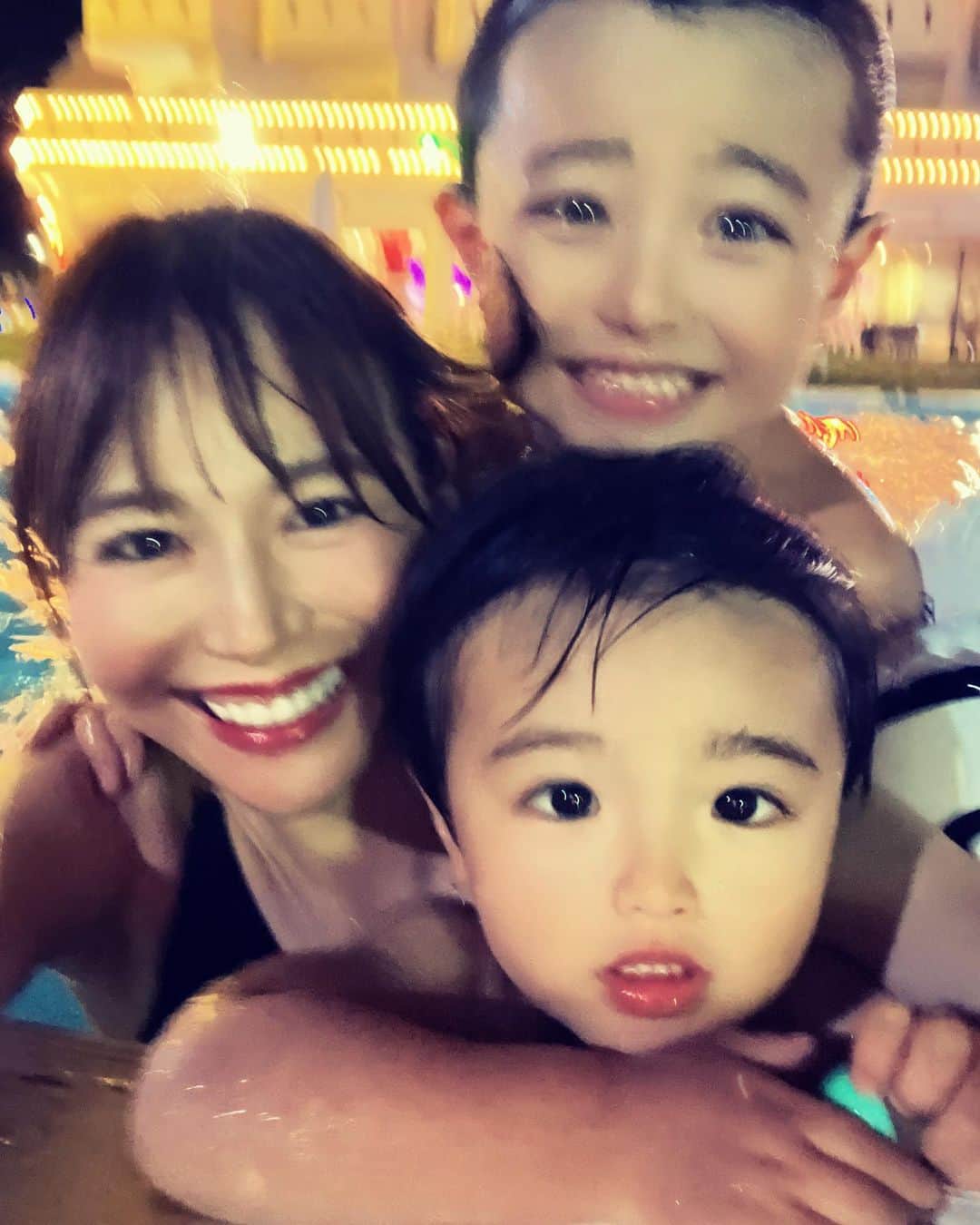 日下部ゆいこのインスタグラム：「. . そろそろ夏の終わりが見えてきて 畳み掛けるように 残りの夏を楽しんでいます。 . . 夜のプールは 日焼けを気にしなくていいから 太陽と戦わずに 遊べて最高です。 . . 写真は 「もう一回」と言われ続けて 何枚撮ったのであろう写真たち。 (ほとんどブレてた) . . #夏#プール#旅行#家族旅行#男の子#男の子ママ#男の子兄弟#5歳#2歳」