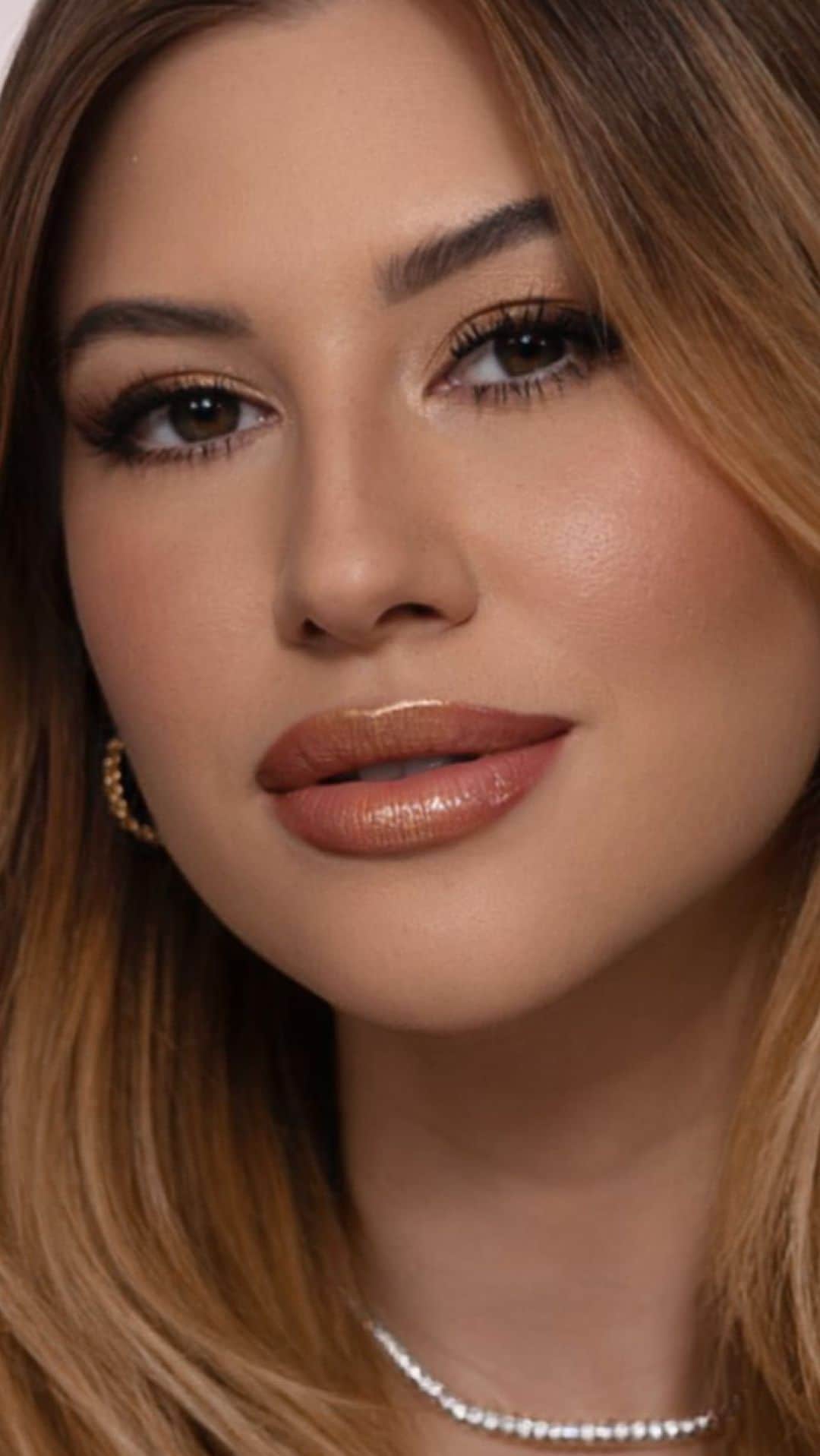 ニーナのインスタグラム：「🍯🐝 lábios de mel! Quem aí curte batom dourado?」
