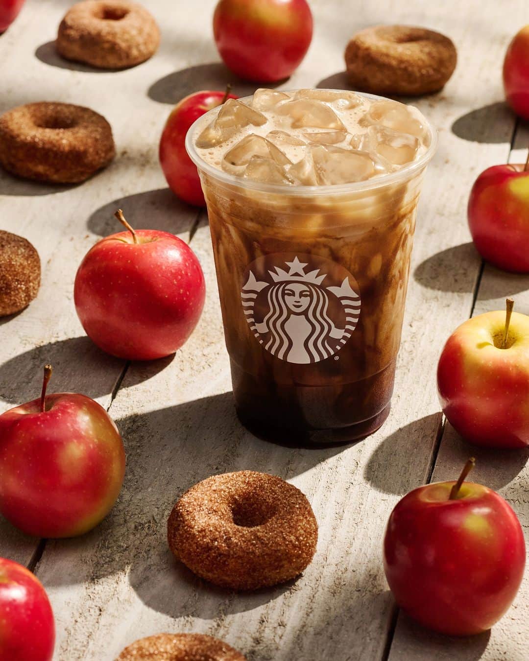 Starbucksのインスタグラム：「Introducing the all new Iced Apple Crisp Oatmilk Shaken Espresso. 🍎✨ Delicious layers of spiced apple and blonde espresso for the perfect, subtly sweet autumn sip. 😋 (US & Canada)」