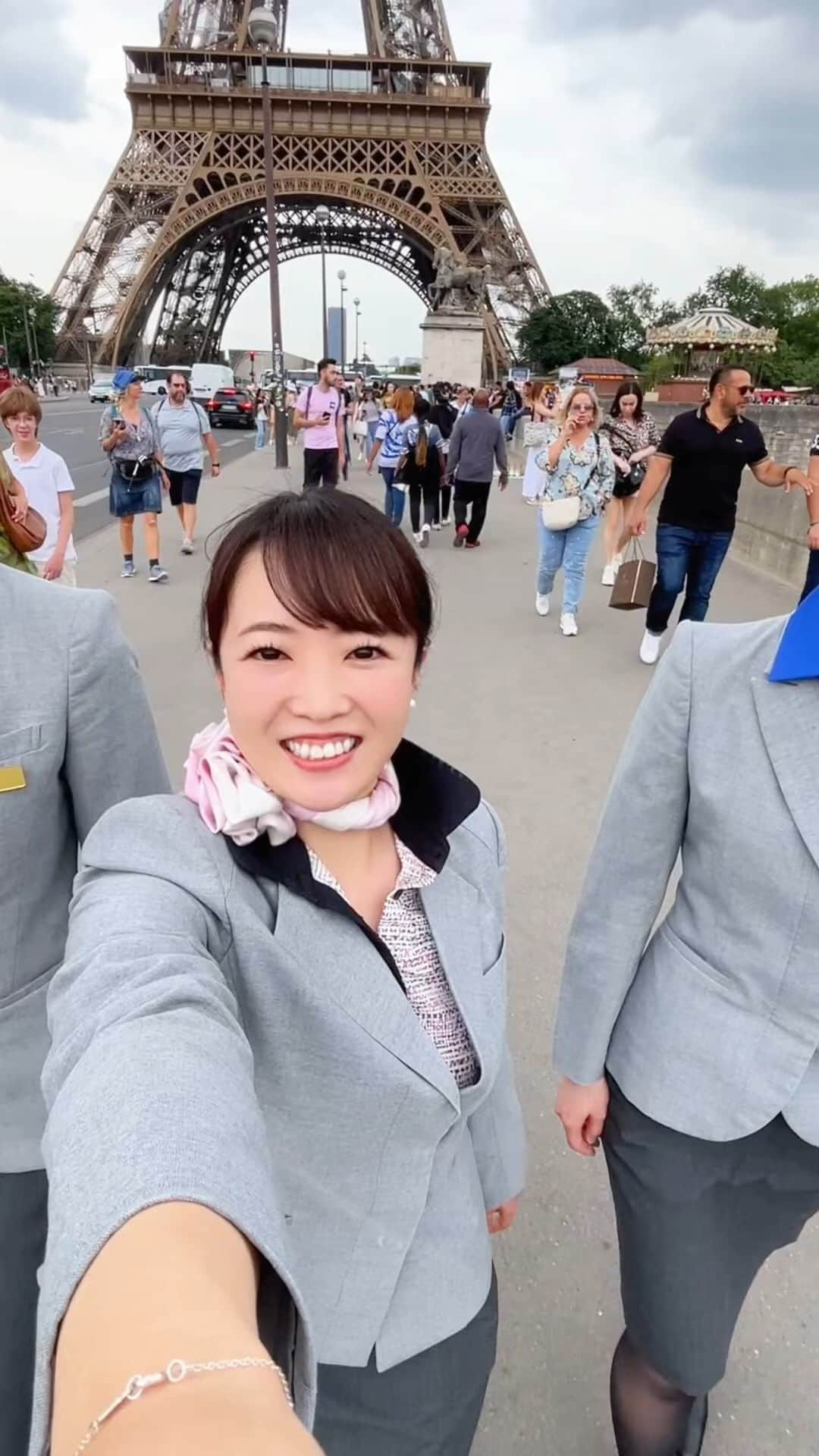 All Nippon Airwaysのインスタグラム：「Trying out this trend in Paris 🥰🇫🇷 #ANA #allnipponairways #travelingreels #france #paris #trip #travel #summer #vacation #CA #GH #🇫🇷」