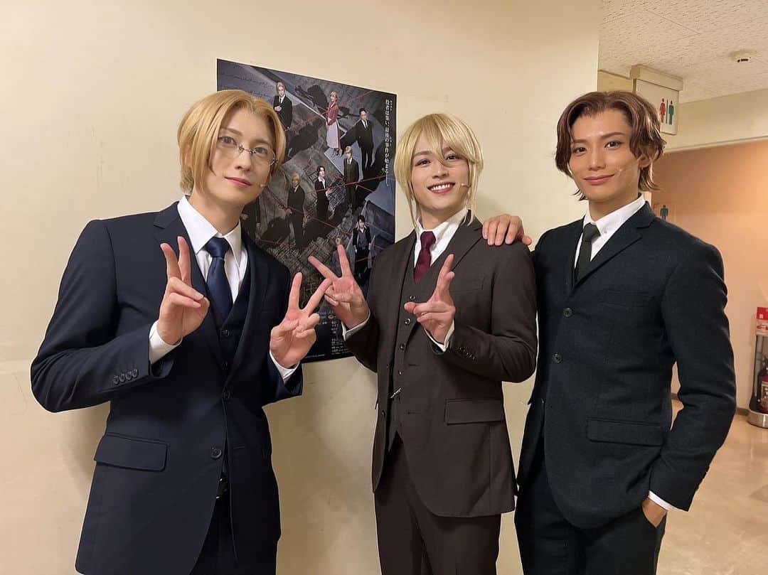 久保田秀敏のインスタグラム：「昨日幕を開けた ミュージカル『憂国のモリアーティ』Op.5 -最後の事件-  本日、2公演目が終了。  初日から沢山の方々にご来場頂き、本当にありがとうございます。  カーテンコールでのお客様からの万雷の拍手。 何にも変えがたい感情が込み上げてきて、夢心地のような感覚です。 素敵な景色を見せてくれて本当にありがとうございます。  明日は明日の限られた世界を。  大切に生きたいと思います。  #ミュージカル #憂国のモリアーティ #モリミュ #モリミュop5」