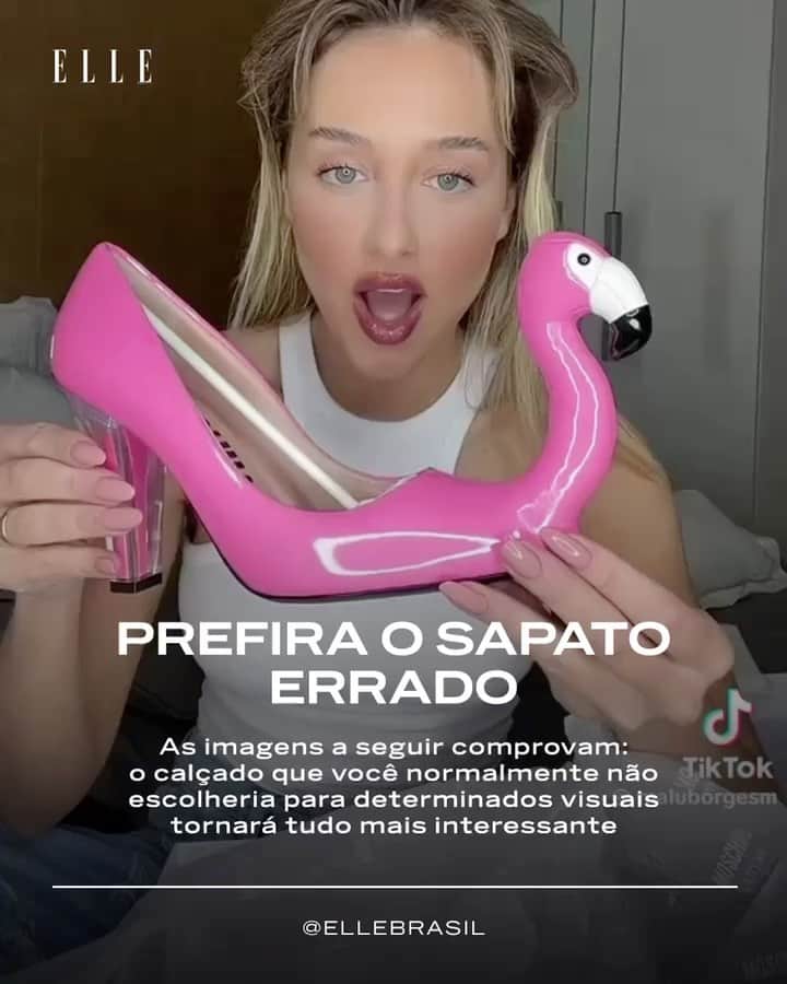 ELLE Brasilのインスタグラム：「Era a temporada de verão 2013. Na passarela da Celine ー na época, ainda com acento agudo ー, as mulheres de Phoebe Philo surgiram sofisticadas, como de costume, em coletes de alfaiataria bem ajustados, vestidos retos na altura do tornozelo e blusas de seda. É natural que os pensamentos imaginem os visuais acompanhados por um salto-alto, como um scarpin, ou até por um sapato baixo e fechado, como um mocassim. A estilista britânica, porém, optou por rasteiras grosseiras com pelos coloridos no solado. Embora o calçado parecesse errado para as peças de roupa daquela coleção, a imagem final era inesperadamente certa.  Uma década depois, a ideia ganhou apelido pelas redes sociais. Trata-se da teoria do sapato errado que, como o nome sugere, aconselha escolher os calçados menos intuitivos para um determinado look. Exemplos: irá usar um terno sob medida? Adicione um chinelo. Vai de vestido floral? Opte por coturnos. É essa tensão do contraste que faz com que o truque de estilo, uma vez visto, não passe despercebido. Ao que parece, estar errado nunca foi tão certo. Na galeria, você confere alguns visuais que comprovam. Vai experimentar?」