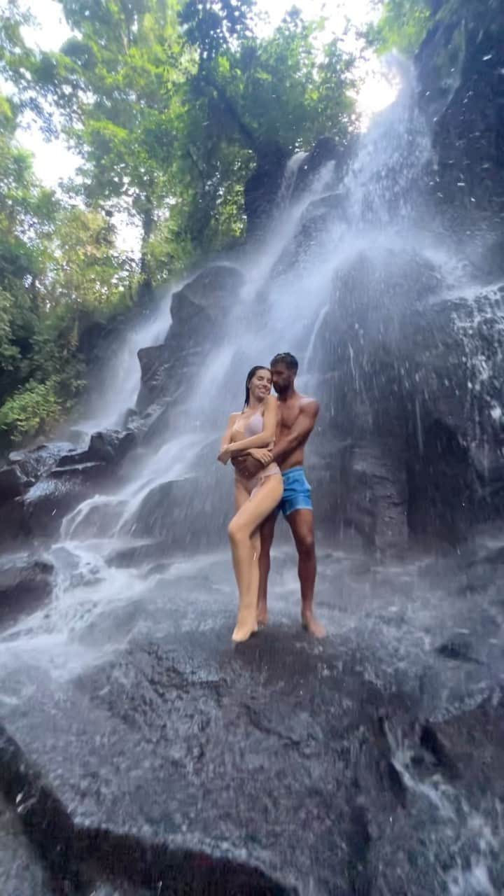 フェルナンド・ティッソーネのインスタグラム：「La felicidad de los momentos mágicos🤍  @tisso12   #kantolampowaterfall #kantolampo #honeymoon #lostissone #convos #kantolampowaterfallbali #cascadas #bali #indonesia」