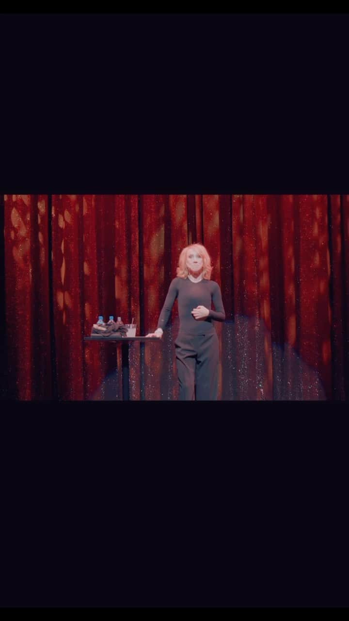 キャシー・グリフィンのインスタグラム：「Here’s a little promo for my next #standupcomedy show @themiragelv on Friday, October 6th. For tickets, use the link in bio. #kathygriffin #lasvegas #vegaspride #funny #laugh #comedy」