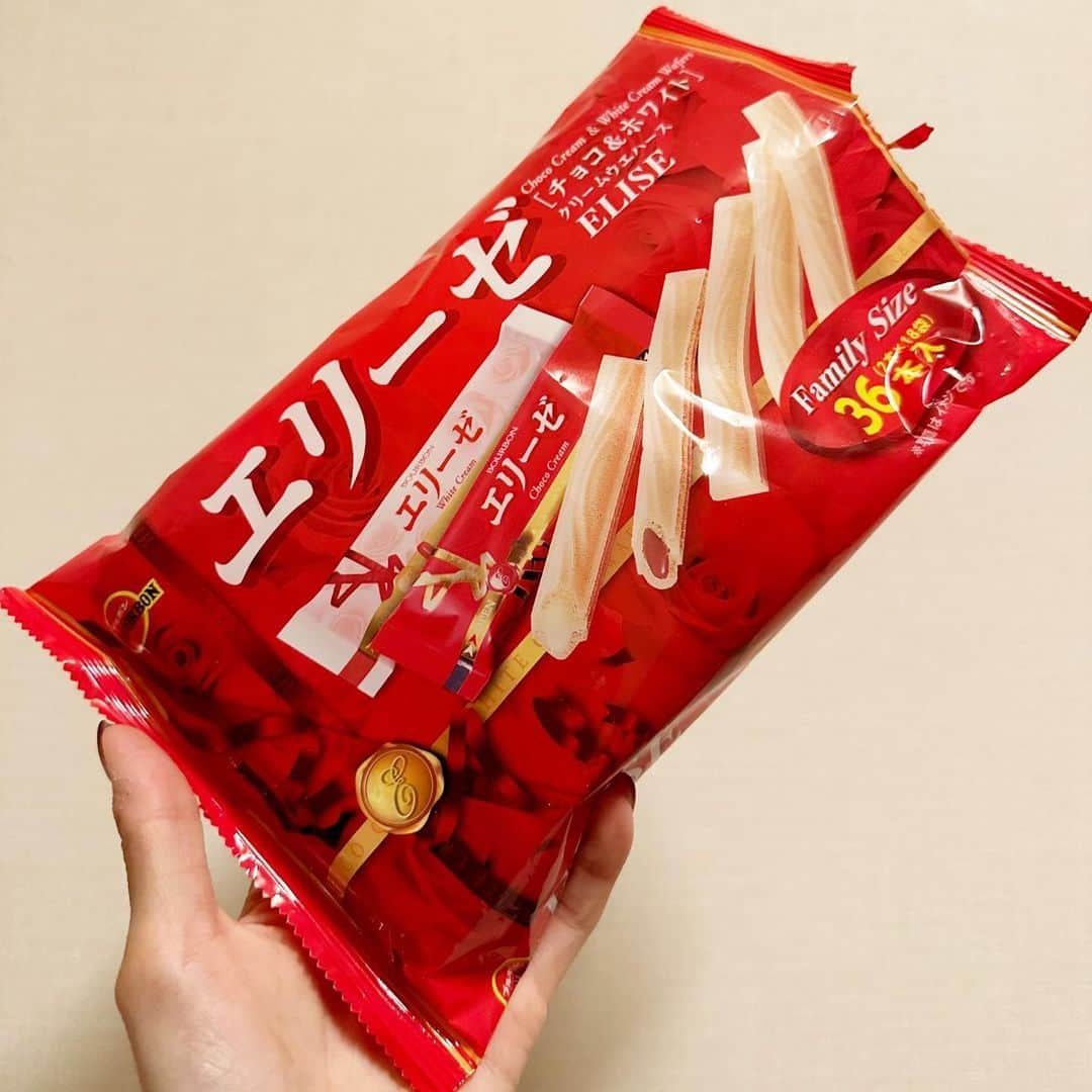 とぎもちさんのインスタグラム写真 - (とぎもちInstagram)「. 【日本 🇯🇵 일본】  ブルボンのお菓子シリーズ大好きで 久しぶりに食べたエリーゼ。  新しく出てたバナナラテ味 めっちゃ美味しくてハマってる。  定番超えてきたー😭💕  期間限定で終わらないでほしい😭💓  #エリーゼ #エリーゼバナナラテ #ブルボン #ブルボンのお菓子 #お菓子 #일본 #일본과자 #에리제 #とぎもちエリーゼ #とぎもちブルボン #とぎもちエリーゼバナナラテ #とぎもちお菓子」8月26日 11時04分 - togistagram