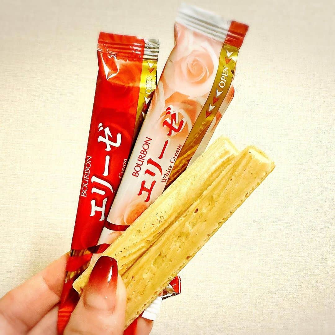 とぎもちさんのインスタグラム写真 - (とぎもちInstagram)「. 【日本 🇯🇵 일본】  ブルボンのお菓子シリーズ大好きで 久しぶりに食べたエリーゼ。  新しく出てたバナナラテ味 めっちゃ美味しくてハマってる。  定番超えてきたー😭💕  期間限定で終わらないでほしい😭💓  #エリーゼ #エリーゼバナナラテ #ブルボン #ブルボンのお菓子 #お菓子 #일본 #일본과자 #에리제 #とぎもちエリーゼ #とぎもちブルボン #とぎもちエリーゼバナナラテ #とぎもちお菓子」8月26日 11時04分 - togistagram