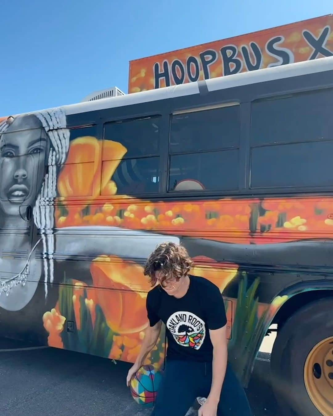 トム・ホランドのインスタグラム：「#hoopbus #projectbackboard #oaklandish」