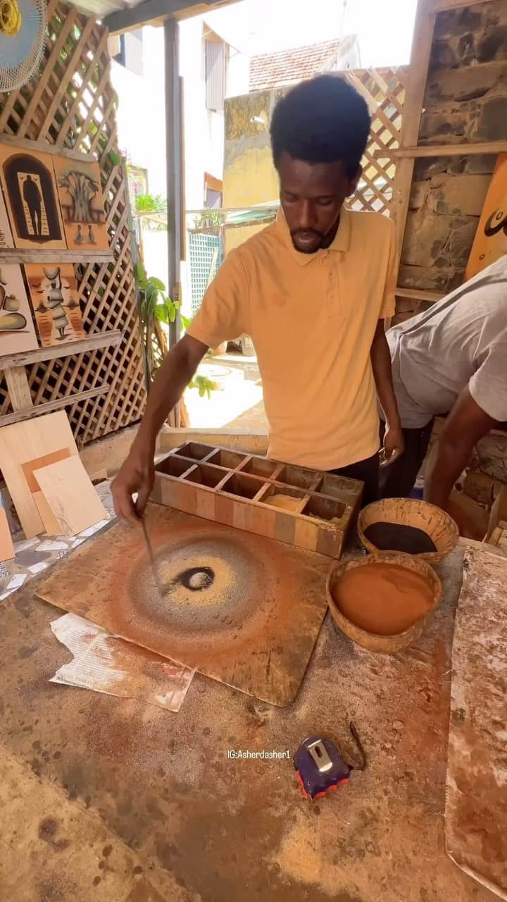 Earth Picsのインスタグラム：「@asherdasher1 — Sand art in Goree island. This artist creates stunning paintings of African history using sand from all over the world.  Have you seen anything like this?  🎥 @asherdasher1  📍Senegal 🇸🇳」