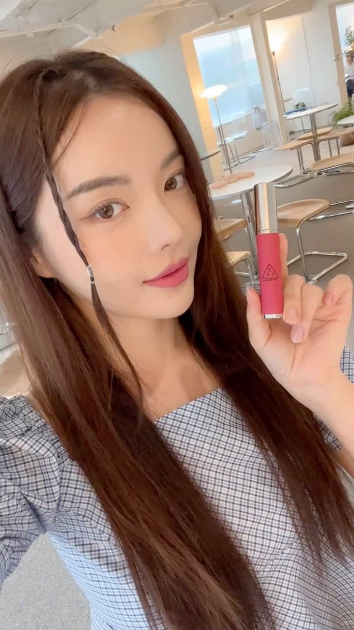Official STYLENANDAのインスタグラム：「입술 위에 착! 쫀쫀히 밀착되는 멜팅 클레이💕 Brand New 클레이가 완성하는 무광 헤이지 매트 3CE 헤이지 립 클레이로 만나보세요.  Brand New clay with intense matte finish Fit perfect on lips! Super-stretch melted clay with lip-hugging texture💕 Meet new 3CE HAZY LIP CLAY  #3CE #3CESTYLENANDA #3CE스타일난다 #3CEHAZYLIPCLAY #3CE헤이지립클레이 #HOUSEOF3CE」