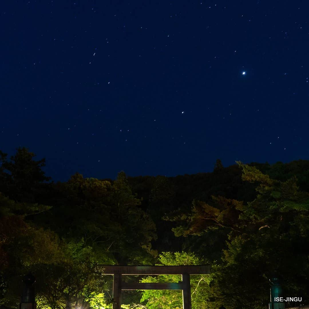 伊勢神宮のインスタグラム：「#伊勢神宮 #神宮 #神社 #心のふるさと #内宮 #宇治橋 #夜景 #星  #isejingu #jingu #soul_of_japan #japan #jinja #shinto #naiku #ujibashi #nightview」