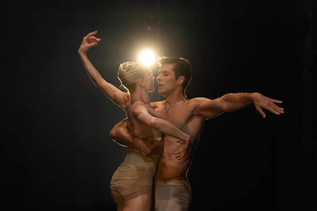 ロベルト・ボッレのインスタグラム：「The spectacular @__melissahamilton and @robertobolle performing Caravaggio. • Don’t miss your last chance to see BIG IV today in Sydney and tomorrow in Melbourne by @balletinternationalgala  • Captured by @enpointe.productions  •  #enpointeproductions #balletinternationalgala #melbournedancephotographer #melbourneballetphotographer #ballet #balletphotography #balletdancephotography #dancephotography #dancersandballet #ballerinaenpointe #enpointe #ballerinaenpointes #balletposition #worldwideballet #streetballet #balletinthecity #balletphotoshoot #balletphotographyclub #dancephotographer #balletmodel #dancemodel #melbournedancephotoshoot #melbournedancephotographer #instagramfordancers #worldwidedance」