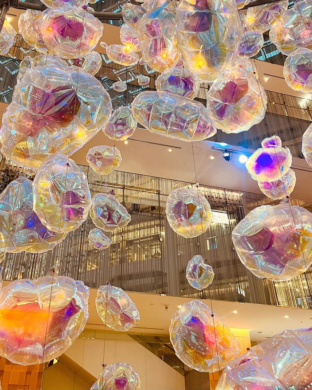 尾崎ありさのインスタグラム：「KITTEのアトリウムが幻想的な空間に🎈 天の川をイメージしたバルーンオブジェは9/3まで✨ 映えスポット🫧✌🏻  @kittemarunouchi #balloon #🎈 #kitte #キッテ #art #アート #balloonart #イベント #夏 #写真撮ってる人と繋がりたい #写真好きな人と繋がりたい #写真 #撮影  #東京大回廊 #東京観光 #東京散策 #女子旅 #japantrip #国内旅行 #丸の内 #東京駅 #千代田区 #東京 #marunouchi #千代田区観光インフルエンサーpr投稿コンテスト #東京女子部 #千代田区観光 #千代田区観光協会 #風船 #つながるkitte」