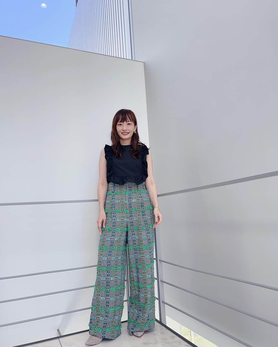 島本真衣のインスタグラム：「正午から 『中居正広のキャスターな会』 ぜひご覧ください☀️  今日は ・中国の不動産不況 ・ガソリン価格の高騰 ・イヤホンを付けて何を聴きますか？ ・プロメシな会〜腸活・腸内環境編〜 です🎤  #衣装 #ブラウス @ella_webshop   #パンツ @stumbly.official   #ピアス #バングル @artidaoud   #パンプス @kanematsu_official」
