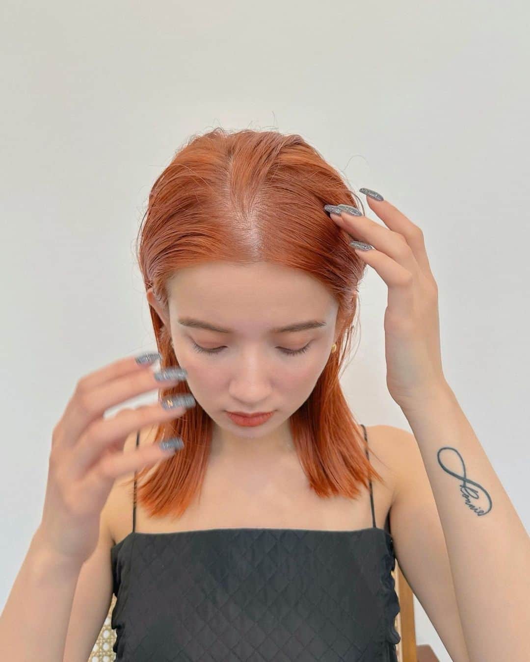 Momoのインスタグラム：「. オレンジ🍊🧡 . ブリーチなしのダブルカラーで可能♡♡ . 黒染め履歴や地毛からはブリーチ1回❣️ . .  . ✔️画像を保存してカウンセリングの 時にみせてください♡♡ .  イメージを変えたいけど短くするのも ブリーチをするのも勇気がいる🥺 . そんな方にも幅広くその方にあった提案 をさせて頂き一緒におしゃれを楽しみましょう♡ . ブリーチカラーは【ケアブリーチ】を 推奨しております♡ . ケアブリーチは従来よりも髪の毛への ダメージが94%cutされます！ . ブリーチなしのダブルカラーも 提案させて頂きますのでぜひご相談ください♡ . 12／3から 新店舗　GARD/ëN (ガーデン／エン) がopen♡♡ . 場所は表参道♡♡ 新しいこだわりのつまったお店で ぜひお会いできるのを楽しみに お待ちしております♡♡ . . ご予約はTOPからご予約サイト に飛べます✈︎♡(料金もそちらを参考に) . ご新規様も喜んでお待ちしております♡ . お電話.DMからも受け付けております♡ (DMは返信が遅くなる可能性が ございますのでそちらご了承下さい🙇‍♀️)  . .  〒150-0001 東京都渋谷区神宮前5-39-2 2F . TEL☎︎ 03-6712-5995 . 表参道駅から徒歩5分🚶🏼‍♀️(A1出口) ( 銀座線/千代田線/半蔵門線 ) . . 月 定休日 火・水　11:00〜20:00 木・金　12:00〜20:30 土　10:00〜19:00 日　10:00〜19:00 祝　10:00〜19:00 . . ぜひ、ご予約お待ちしてます♡♡ . codeアカウントはこちら   @__cd.momo____________ ♡ . ぜひフォローしてください♡ .」