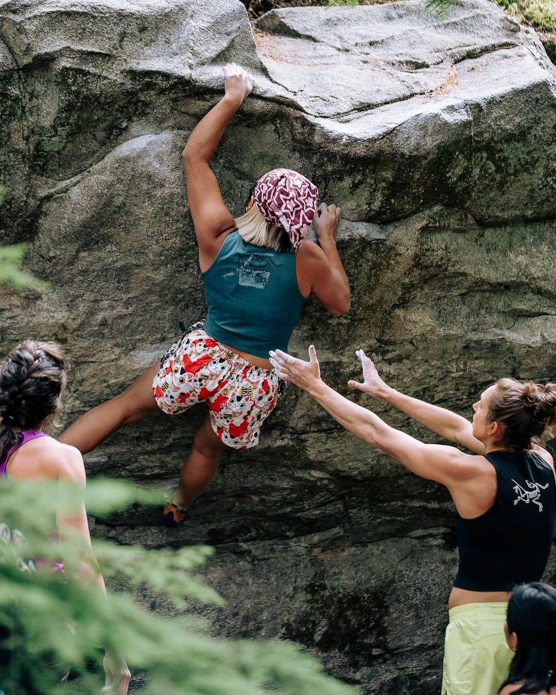 ニナ・カプレツさんのインスタグラム写真 - (ニナ・カプレツInstagram)「Magic foresttime! #squamish #arcteryxacademy #bouldering @arcteryx   📸 @chadchomlack」8月26日 9時29分 - ninacaprez