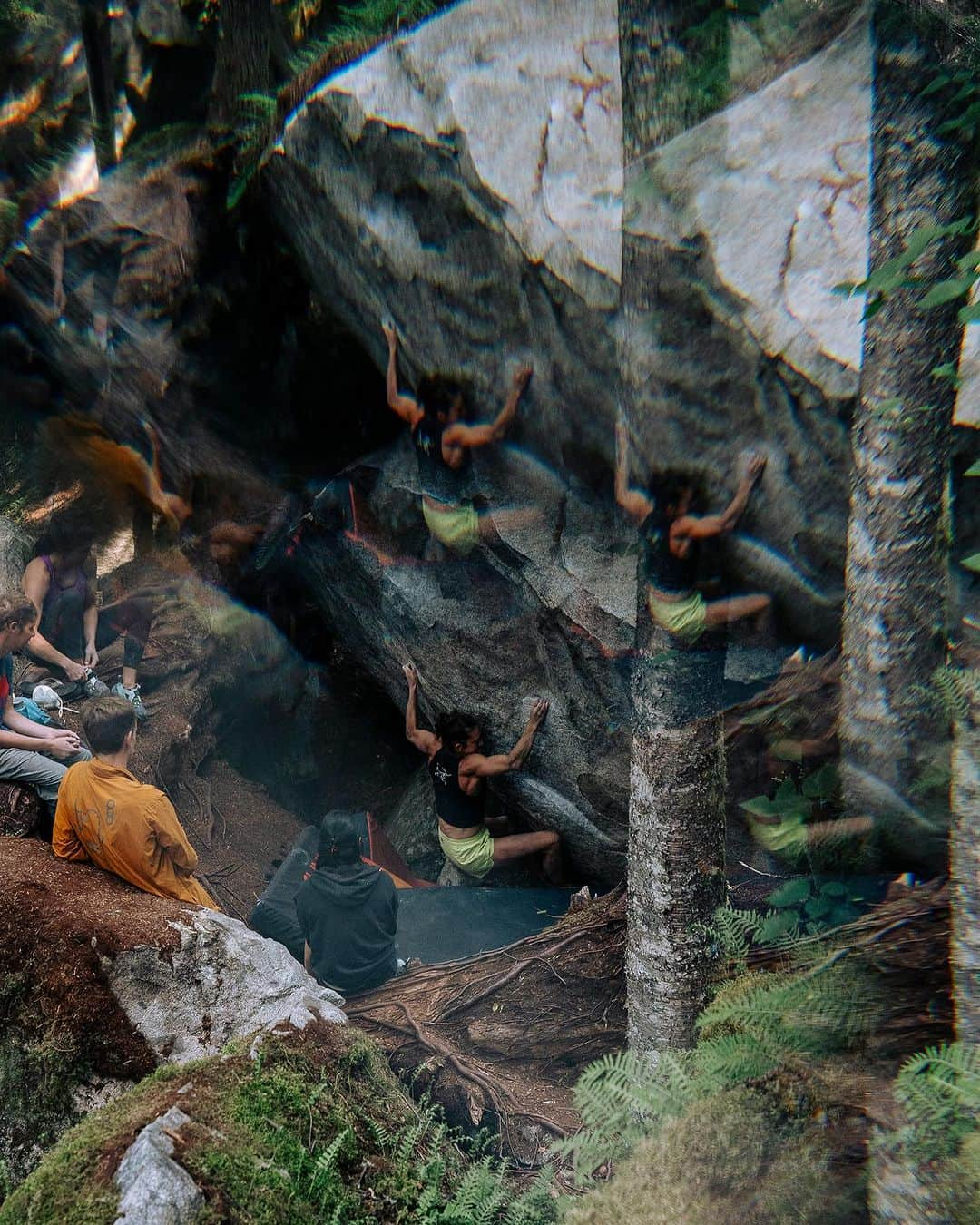 ニナ・カプレツさんのインスタグラム写真 - (ニナ・カプレツInstagram)「Magic foresttime! #squamish #arcteryxacademy #bouldering @arcteryx   📸 @chadchomlack」8月26日 9時29分 - ninacaprez