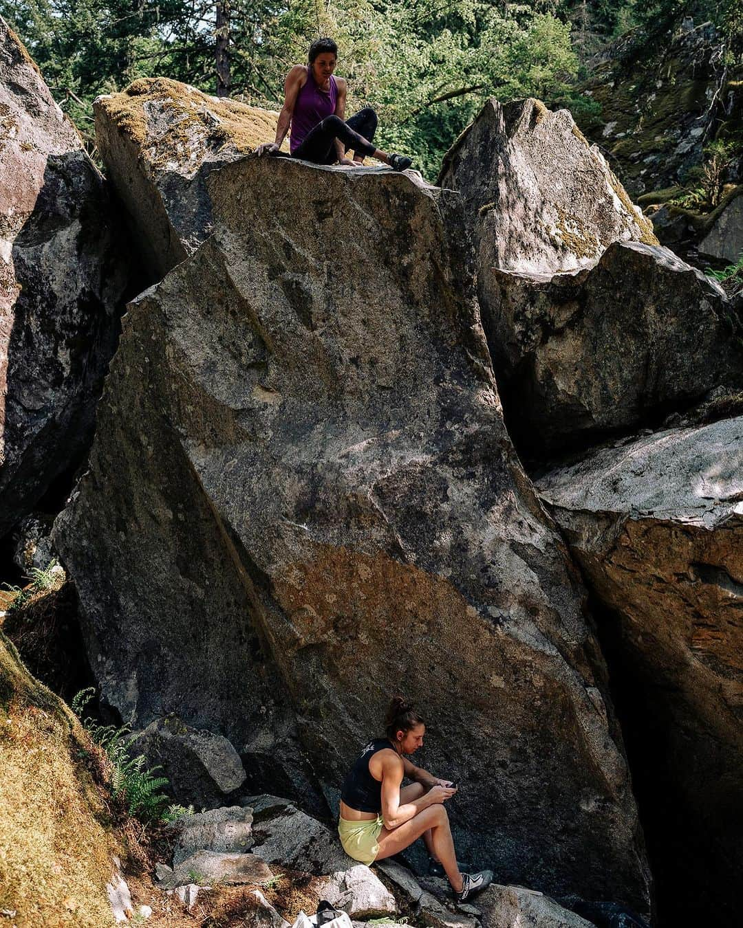 ニナ・カプレツさんのインスタグラム写真 - (ニナ・カプレツInstagram)「Magic foresttime! #squamish #arcteryxacademy #bouldering @arcteryx   📸 @chadchomlack」8月26日 9時29分 - ninacaprez