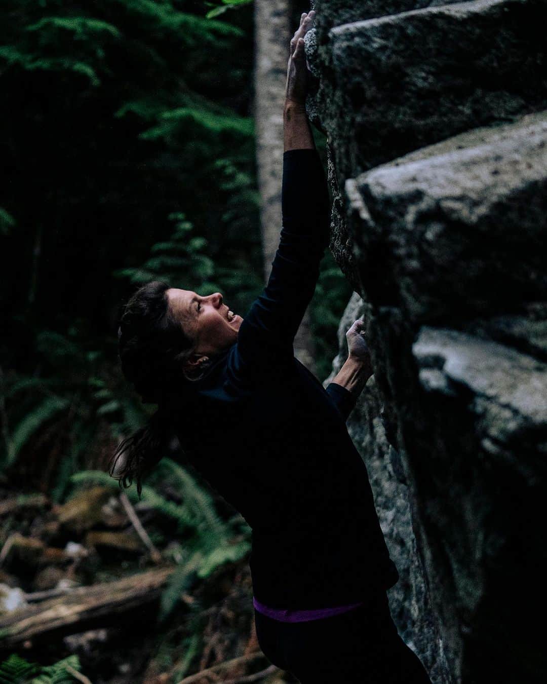 ニナ・カプレツさんのインスタグラム写真 - (ニナ・カプレツInstagram)「Magic foresttime! #squamish #arcteryxacademy #bouldering @arcteryx   📸 @chadchomlack」8月26日 9時29分 - ninacaprez