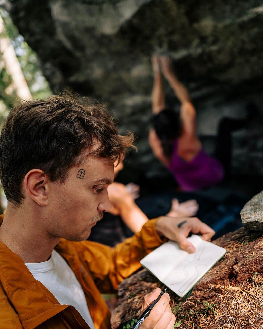 ニナ・カプレツさんのインスタグラム写真 - (ニナ・カプレツInstagram)「Magic foresttime! #squamish #arcteryxacademy #bouldering @arcteryx   📸 @chadchomlack」8月26日 9時29分 - ninacaprez