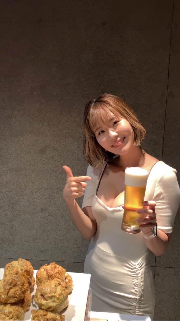 奈良岡にこのインスタグラム：「私が注ぐビールは美味しいよ？😋 ビールと泡の比率は7:3ね🍺  さて昨日のお酒がまだしっかり残っていますが、今日も飲みたーい！🤣🤣🤣  17:00から23:00まで、船橋駅前ドンキホーテの上7階の「Re:」 @re.sauna にてスナックのママ的なことやってます！予約不要でフラッと遊びに来てね🍺  #サウナ好きな人と繋がりたい #beerstagram #びあすたぐらむ #ビールしか勝たん #二日酔い #昨日は楽しくてあんま記憶ない」