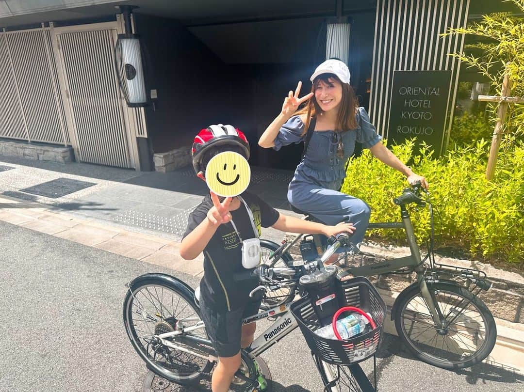 おかもとまりさんのインスタグラム写真 - (おかもとまりInstagram)「【オリエンタルホテル京都六条】こちらの @too_booking で予約できる「オリエンタルホテル京都六条のスイートとのコラボプラン」で宿泊したよ😊(こちらのプランはストーリーからリンク飛べます！ハイライトの旅行からご覧いただけます♡)  電動自転車のレンタルサイクリングもできるね！(子供用は近くのお店で借りました◎)  #京都水族館 が徒歩で行ける距離で遊びに行ったよ🪼♡  夜は近くのフレンチ @laparte_kyoto のコースがついてきます‼︎  1年前に出来た新しいお店なのですが、店内も綺麗で、お料理もひとつずつ丁寧でおいしかった♡  ワインも詳しくて、説明もわかりやすかったよ♡  そして、今朝の朝ごはんは色々な種類があって美味しかったー‼︎  凄くリフレッシュしながら過ごせて、遊びも楽しめるホテルでした🤤　  #オリエンタルホテル京都六条 #京都 #京都観光 @too_booking」8月26日 9時40分 - okamotomari1213