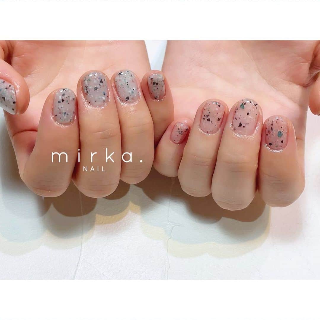 mirka. NAIL(ミルカネイル)のインスタグラム：「⁡ ⁡ ⁡ つぶつぶ ⠜ ⁡ ⁡ ⁡ ………………………………………………………… ⁡ ご予約、お問い合わせは LINE ID⇒ @mirka.nail (@含む)まで。 ⁡ ご新規様はハイライトの「ご案内」と「ご予約方法」を必ずお読みいただいてからご予約くださいますようお願いいたします。 空き状況や詳細はLINEの投稿からご確認ください。 ⁡ ⁡ ⁡ ⁡ #mirkanail#nails#nail#nailart#naildesign #ショートネイル#ネイルアート#ネイルデザイン#ネイル#大人ネイル#シンプルネイル#オフィスネイル#ニュアンスネイル#ナチュラルネイル#カジュアルネイル#ショートネイルデザイン#美甲#夏ネイル#夏ネイル2023 #プライベートサロン#プライベートネイルサロン#東京ネイルサロン#東京ネイル#江東区ネイルサロン#森下#清澄白河 ⁡」