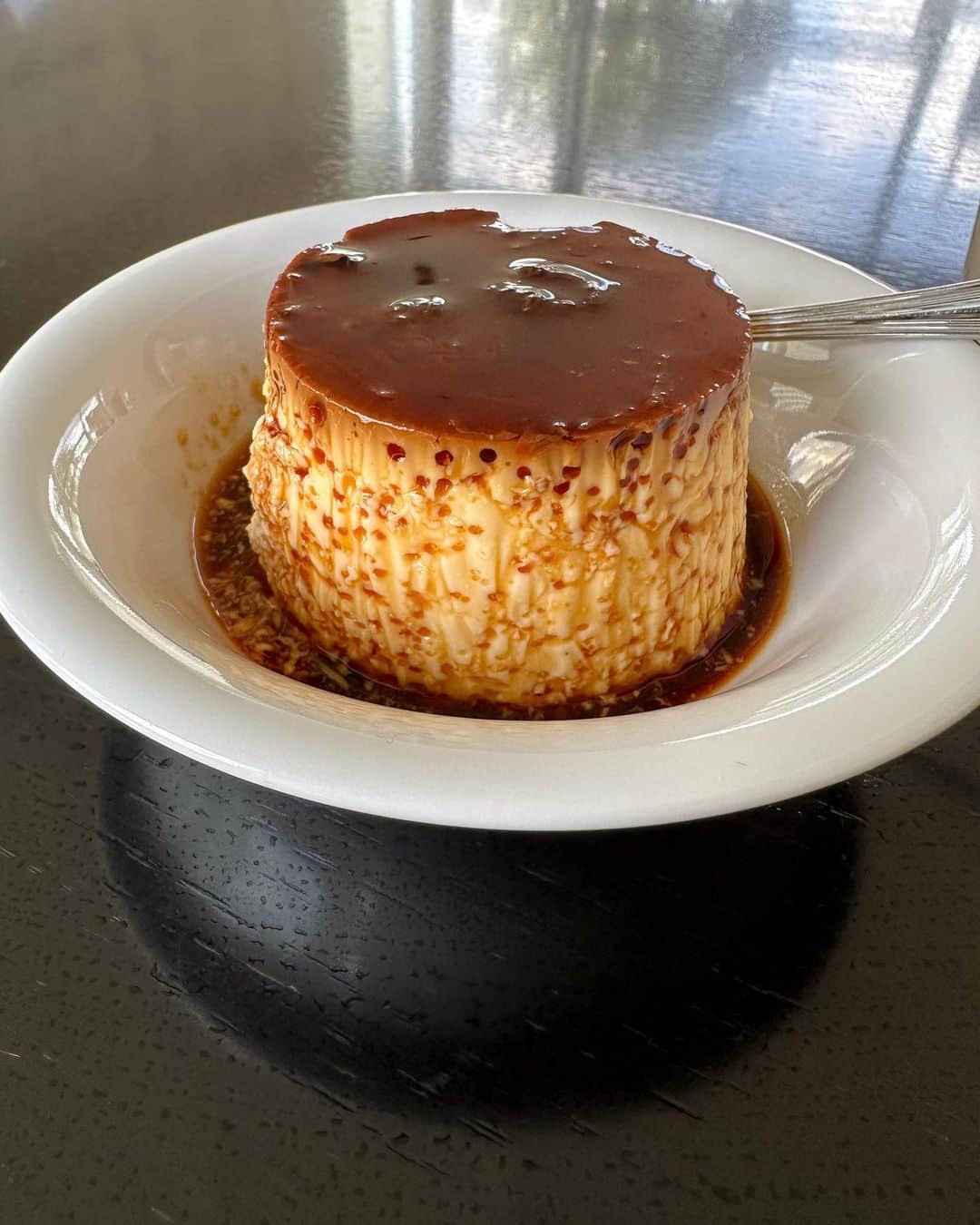 のインスタグラム：「POPOCATEのクラシックプリン🍮 デパ地下で自分へのお土産を買ったw この昔ながらの硬さのプリンが食べたかったのでした。」