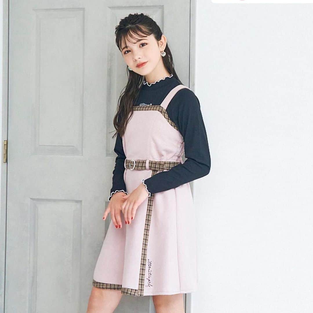 のインスタグラム：「まだまだ暑いけど、 そろそろ秋服♡  #Repost @algy_official with @use.repost ・・・ . NEW❤︎❤︎❤︎  使いまわしできる秋にマストなロンTのご紹介😉  ▶︎プチハイリブロンT ¥1,980(税込) 薄手だからジャンスカなどのインナーにも着やすい🌼 シンプルだからデニムシャツや柄シャツを羽織っても🙆‍♀️ カラバリ豊富でトレーナーのインナーにして首元からみせるのもおしゃれ👌💗  詳しくは画像をタップしてね👆  #ALGY #アルジー #レイヤードコーデ #秋コーデ #スクールコーデ #ロンT #ジャンスカコーデ　#シャツコーデ」